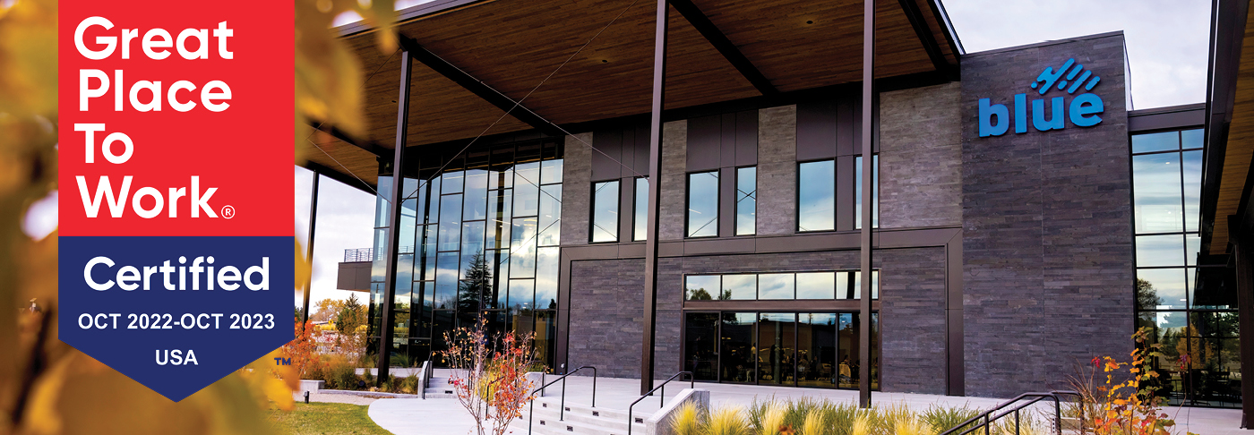 Foto de la sede mundial de Blue Federal Credit Union con una superposición que dice "Great Place To Work Certified, Oct. 2022-Oct. 2023, USA"