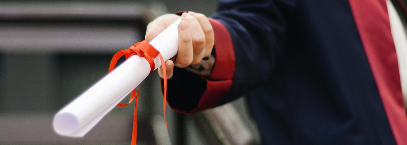 Imagen principal de La Fundación Blue anuncia $18,500 en becas en 2024 - Persona entregando un diploma