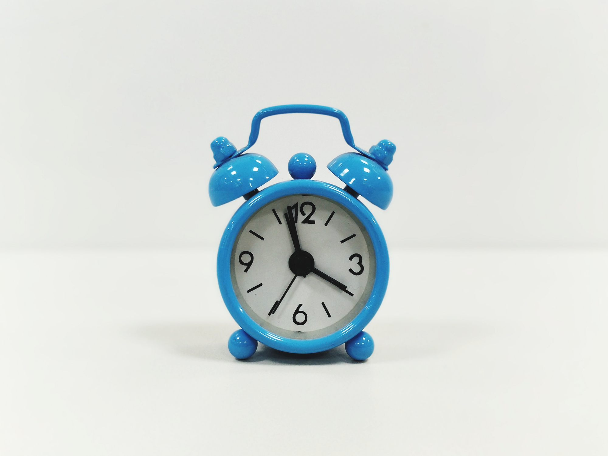 Primer plano de reloj sobre fondo blanco